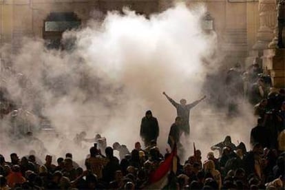 La policía lanza gases lacrimógenos contra los manifestante en el edificio de la televisión pública en Budapest.