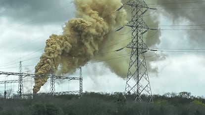 Una chimenea emite humo amarillento durante un incidente en Cadereyta, el 19 de marzo de 2023.