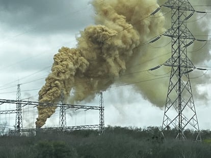 La columna de humo amarillo que se ha levantado desde la refinería de Cadereyta, en Nuevo León, este domingo.