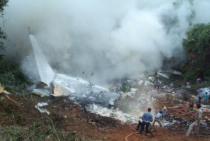 El avión perdió un ala antes de precipitarse 200 o 300 metros por  un barranco, donde al cabo de unos minutos se incendió.