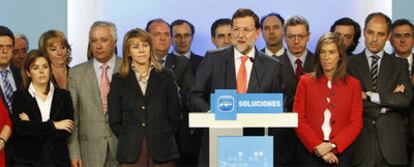Rajoy, escoltado por la cúpula del PP, en su comparecencia tras la reunión del Comité Ejecutivo dedicada a los escándalos de espionaje y corrupción que sufre el partido.