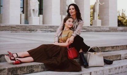 Catherine Zeta-Jones y Carys Douglas para Fendi.