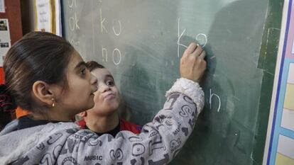 Fatma, de 5 años y nacida en Alepo (Siria) aprende a escribir en turco, que utiliza un alfabeto diferente (latino) al de su lengua materna (árabe) en una escuela de la localidad de Kilis.
