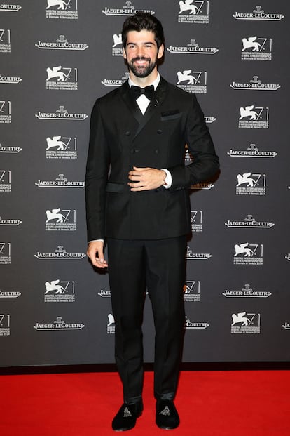 El español Miguel Ángel Muñoz también estuvo en la recepción. Eligió un look sobrio formado por esmoquin negro de Emporio Armani.