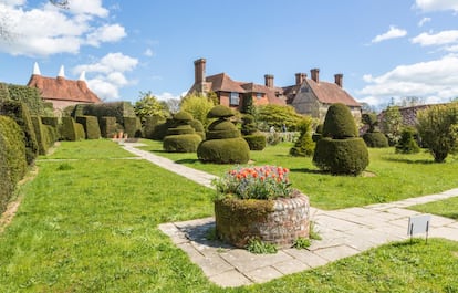 El de Great Dixter es uno de los jardines más famosos de Inglaterra. Sus combinaciones experimentales de plantas que nunca paran de evolucionar han creado tendencia en el paisajismo británico y sirven de ejemplo para otros muchos parques y praderas del país. Pertenece a los herederos de un famoso jardinero y escritor, Christopher Lloyd (1921-2006), que durante sus últimos 55 años de vida creó un vergel muy personal al que ahora peregrinan amantes de las plantas de todo el mundo. Para los visitantes, lo más llamativo es el jardín tropical con sus exóticos colores brillantes y atrevidos, un extravagante topiario (técnica de podar árboles y arbustos de forma decorativa) con setos de extrañas formas, el prado de flores silvestres y el vivero contiguo. Una joya que ningún amante de la botánica debería de perderse. El mejor momento para visitarlo es a finales del verano o en otoño, cuando se tiñe de todo tipo de tonalidades. Los jardines están en Northiam, cerca de la localidad de Rye (Sussex Oriental), y se puede visitar desde marzo hasta octubre. Son también el complemento perfecto de una visita al puedo medieval de Rye, un antiguo puerto de pescadores donde hace siglos también se practicaba el contrabando, de calles adoquinadas, torcidos edificios de entramado de madera y casitas cubiertas de glicinias, una postal perfecta.