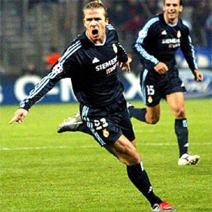 David Beckham celebra el primer gol contra el Olympique de Marsella.