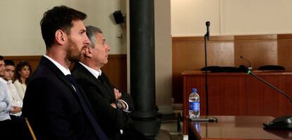 El jugador del Barça, Leo Messi y su padre, Jorge Horacio Messi en un momento del juicio.