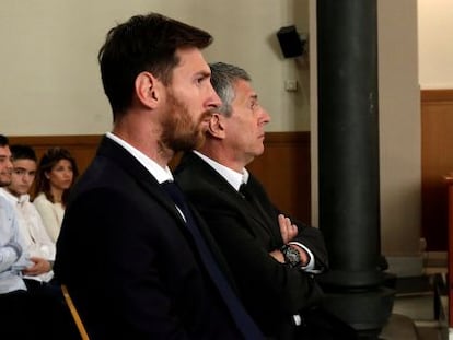 El jugador del Bar&ccedil;a, Leo Messi y su padre, Jorge Horacio Messi en un momento del juicio. 
