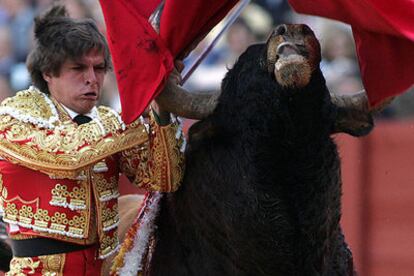 El Juli, en su segundo toro, al que le cortó una oreja.