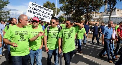 Trabajadores de Ence durante la manifestaci&oacute;n de este lunes. 