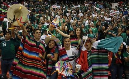 Aficionados mexicanos en el estadio Azteca.