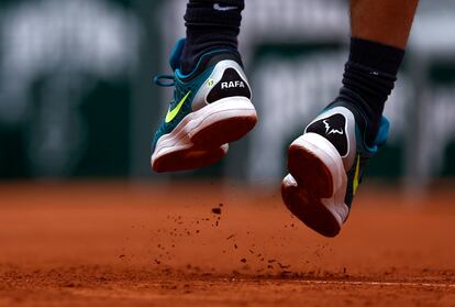 Los pies de Rafael Nadal, durante un partido en Roland Garros.