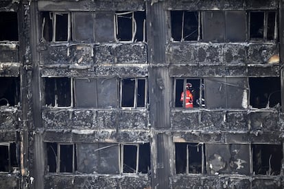 Bomberos dentro de la Torre Grenfell de Londres, incendiada el pasado día 15.