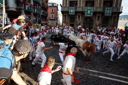 Los toros de la ganadería Fuerte Ymbro a su paso por la plaza del Ayuntamiento, este miércoles en Pamplona. 
