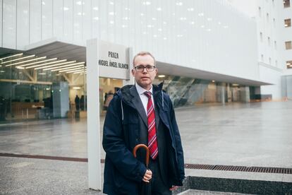 Xoán Xosé Yáñez, portavoz de los secretarios judiciales, en la Cidade da Xustiza de Vigo, este miércoles.