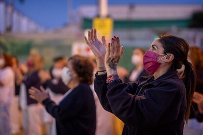 Una sanitaria aplaude a las puertas del Hospital Virgen de Macarena de Sevilla.