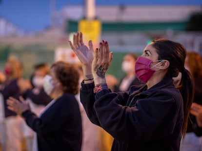 Aplausos al personal sanitario a las puertas del Hospital Virgen de Macarena de Sevilla.