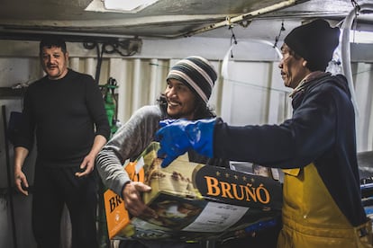 Los trabajadores del barco 'Nosa Madre Rosaura', con base en el puerto de Burela (Lugo), originarios de Indonesia, Cabo Verde y Senegal.