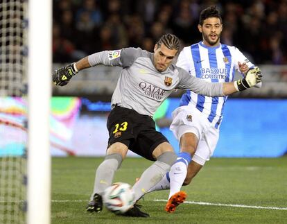 Vela presiona a Pinto en la salida del balón.