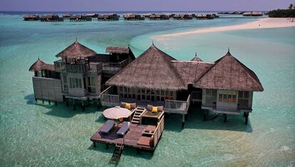 Gili Lankanfushi (Maldivas)

Se encuentra en la isla privada de Lankanfushi en el atolón norte de Malé. Esto es: mires a dónde mires solo verás las cristalinas aguas del Índico. El resort esta formado por 45 villas de lujo construidas sobre el agua y lo suficientemente separadas para asegurar la máxima privacidad.