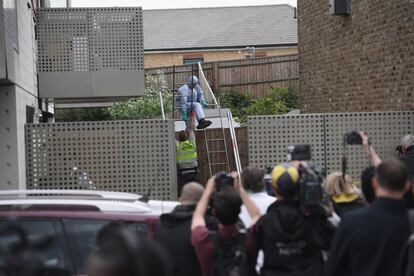 Un policía forense trabaja en un bloque de viviendas tras una operación policial en Barking.