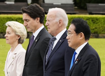 Desde la izquierda, la presidenta de la Comisión Europea, Ursula von der Leyen; el primer ministro de Canadá, Justin Trudeau; el presidente de Estados Unidos, Joe Biden, y el primer ministro de Japón, Fumio Kishida, ​caminaban el viernes en el parque Memorial de la Paz de Hiroshima. 