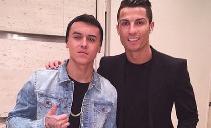 Kevin Roldan, junto a Cristiano Ronaldo.