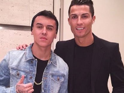 Kevin Roldan, junto a Cristiano Ronaldo.