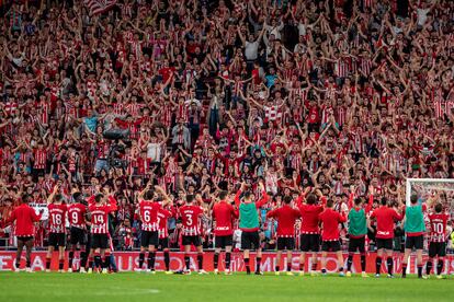 Los jugadores del Athletic al término del partido de Liga que Athletic han disputado frente al Deportivo Alavés este sábado en el estadio de San Mamés.
