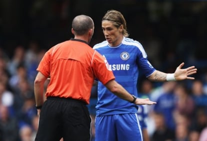 Torres protesta ante el árbitro por su expulsión.