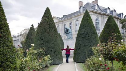 Uma turista posa nos jardins do Museu Rodin, em Paris, em setembro de 2015.