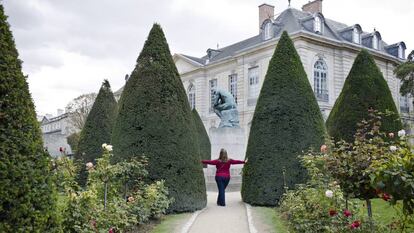 Uma turista posa nos jardins do Museu Rodin, em Paris, em setembro de 2015.