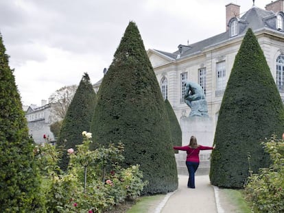 Uma turista posa nos jardins do Museu Rodin, em Paris, em setembro de 2015.