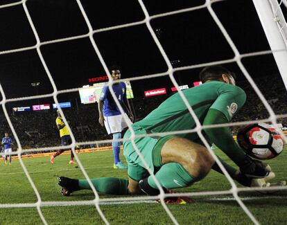 El portero brasile&ntilde;o, Alisson Becker, pierde el bal&oacute;n en el gol anulado.