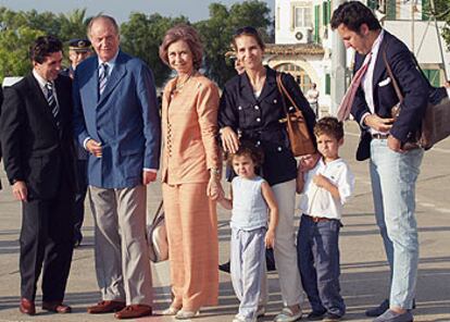 La familia real fue recibida por el presidente del Baleares, Jaume Matas (izquierda), en el aeropuerto mallorqun.