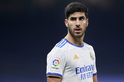 El Real Madrid comunicó este jueves cinco casos más de coronavirus tras resultar positivos los jugadores Marco Asensio, Gareth Bale, Andriy Lunin, Rodrygo Goes y Davide Ancelotti, hijo y asistente de Carlo, que se suman a los de Luka Modric y Marcelo conocidos este miércoles. La situación obligó a posponer el entrenamiento de este jueves, pasando de las 11.00 horas a las 16.30. El técnico italiano tendrá que seguir preparando el partido del domingo frente al Cádiz (21.00 horas) sin dichos futbolistas. Los jugadores permanecen aislados en sus respectivos domicilios.