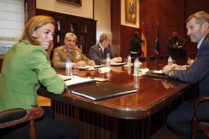 Chacón y la cúpula militar, durante la reunión que mantuvieron ayer.