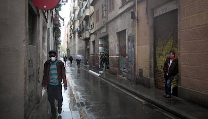 Diverses persones al carrer Riereta de Barcelona, durant l'estat d'alarma.