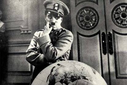 Charles Chaplin, en una imagen de <i>El gran dictador.</i>