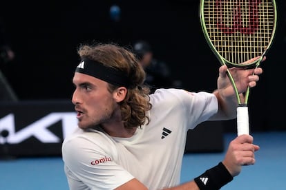 Tsitsipas se prepara para devolver la pelota a Djokovic.