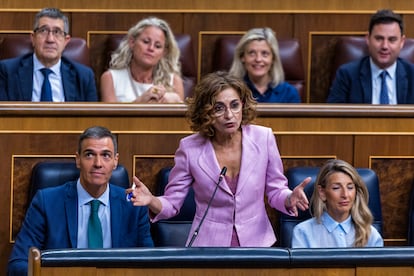 La vicepresidenta primera y ministra de Hacienda, María Jesús Montero, interviene durante una sesión de control al Gobierno.
