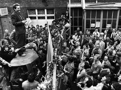 Lech Walesa, primer presidente democrático de Polonia, durante las protestas anticomunistas en los astilleros de Gdansk en los ochenta.
