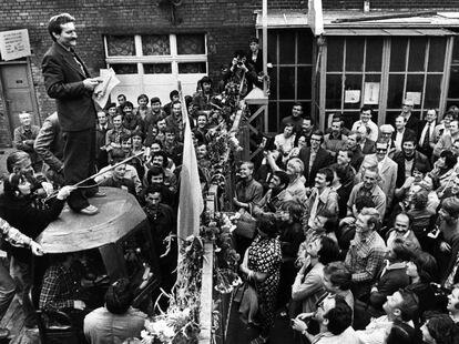 Lech Walesa, primer presidente democrático de Polonia, durante las protestas anticomunistas en los astilleros de Gdansk en los ochenta.