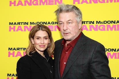 Alec Baldwin. Seis semanas. Ese es el tiempo que tardó el actor de 'Bitelchús' en atreverse a darle el primer beso a Hilaria Thomas, una instructora de yoga que conoció en un restaurante vegano de Nueva York. Los inicios fueron lentos, pero cogieron ritmo pronto: en apenas una década han tenido siete hijos (una de ellos por vientre de alquiler). Después de haber estado en el centro de crudas polémicas (Hilaria fingió tener raíces españolas y Alec se ha enfrentado a un juicio por homicidio tras la tragedia ocurrida en el 'set' de la película' Rust' en 2021), los Baldwin han conseguido mantenerse lo suficientemente mediáticos como para protagonizar su propia serie documental al estilo Kardashian. El 'reality' que retratará el día a día del matrimonio y sus siete hijos llegará a la televisión el próximo año.