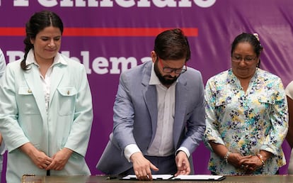 La titular del Ministerio de la Mujer y Equidad de Género, Antonia Orellana, junto al presidente Gabriel Boric, durante el acto en que se promulgó la ley que tipifica el suicidio feminicida y la inducción al suicidio.