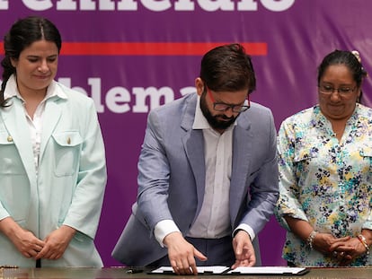 La titular del Ministerio de la Mujer y Equidad de Género, Antonia Orellana, junto al presidente Gabriel Boric, durante el acto en que se promulgó la ley que tipifica el suicidio feminicida y la inducción al suicidio.