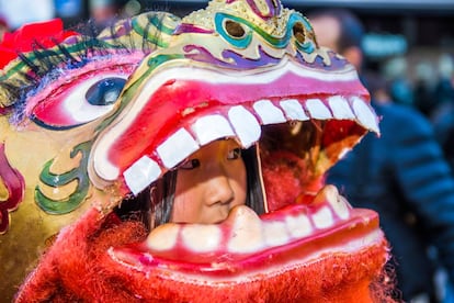 Una niña celebra el año nuevo chino durante el desfile del barrio de Usera, en Madrid.