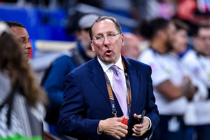 John Textor, propietario del Olympique de Lyon, durante un partido de Europa League el pasado 10 de abril.