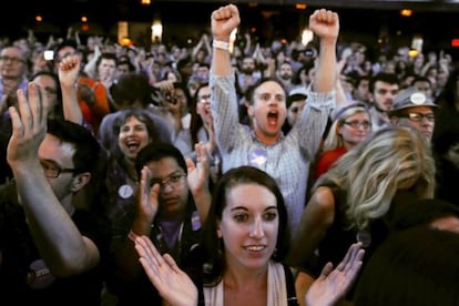 Partidarios de Sanders aplauden en el mitin en Hollywood, el miércoles.