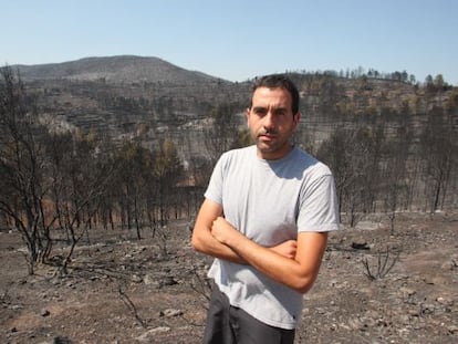 El alcalde de Biure, Albert Camps, muestra el paisaje de su municipio, devastado por el incendio del Alt Empord&agrave;.